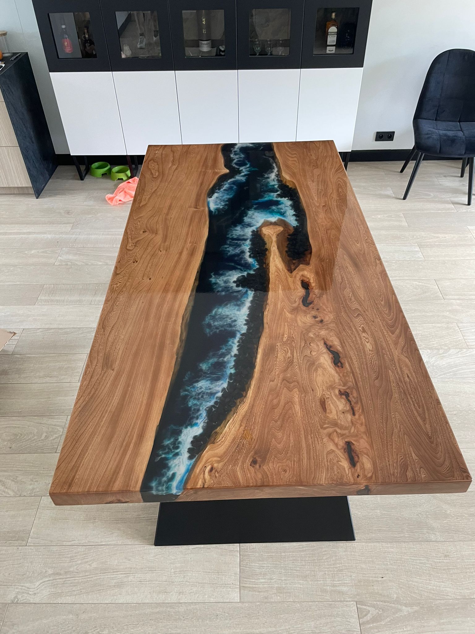 Prezentacja nowoczesnego stołu z litego drewna i żywicy epoksydowej, jako efektownego elementu wystroju wnętrza.