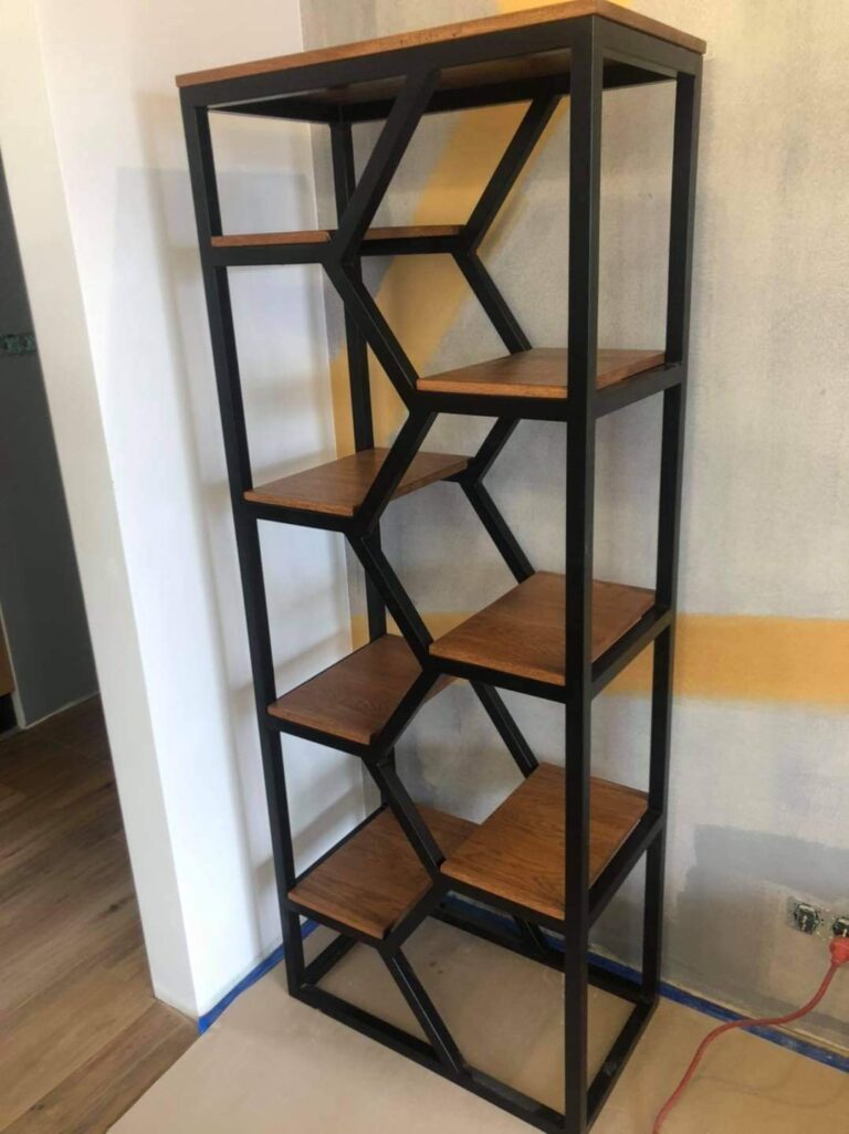 Prezentacja nowoczesnego, loftowego regału z metalowym stelażem i drewnianymi półkami, jako praktycznego i dekoracyjnego elementu wyposażenia wnętrz.